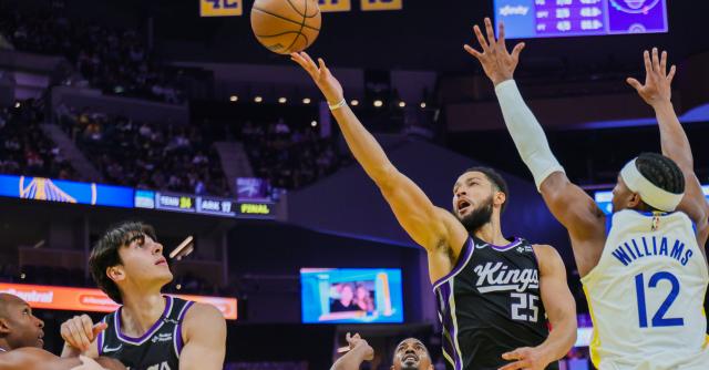 (261011) -- LOS ANGELES, Oct. 11, 2026 (Xinhua) -- Ben Simmons (2nd R) of Sacramento Kings goes for a lay-up during the 2026-2027 NBA preseason game between Golden State Warriors and Sacramento Kings in Los Angeles, California, the United States, on Oct. 10, 2026. (Photo by Arthur Dong/Xinhua)