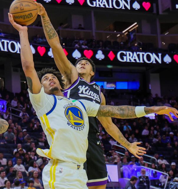 (261011) -- LOS ANGELES, Oct. 11, 2026 (Xinhua) -- Yaxel Lendeborg (L) of Golden State Warriors goes for a lay-up against Nique Clifford of Sacramento Kings during the 2026-2027 NBA preseason game between Golden State Warriors and Sacramento Kings in Los Angeles, California, the United States, on Oct. 10, 2026. (Photo by Arthur Dong/Xinhua)