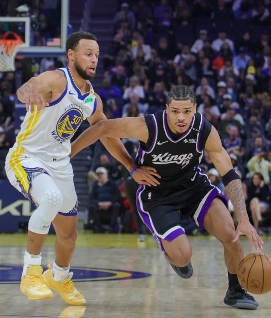 (261011) -- LOS ANGELES, Oct. 11, 2026 (Xinhua) -- Stephen Curry (L) of Golden State Warriors defends Darius Acuff Jr. of Sacramento Kings during the 2026-2027 NBA preseason game between Golden State Warriors and Sacramento Kings in Los Angeles, California, the United States, on Oct. 10, 2026. (Photo by Arthur Dong/Xinhua)