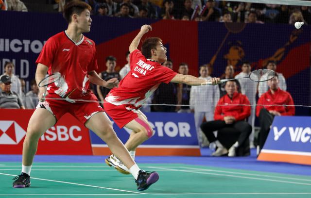 (261011) -- CAIRO, Oct. 11, 2026 (Xinhua) -- Tu Yichen (L)/Zheng Weigang of China compete in the men's doubles match against Damien Ling /Irfan M Shazmir of Malaysia during the final against Malaysia at the BWF World Junior Team Championships 2026 in Cairo, Egypt, Oct. 10, 2026. (Xinhua/Ahmed Gomaa)