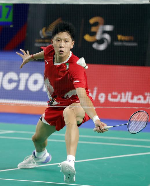 (261011) -- CAIRO, Oct. 11, 2026 (Xinhua) -- Hong Tianyue of China competes in the men's single match against Wei Jie Tiew of Malaysia during the final against Malaysia at the BWF World Junior Team Championships 2026 in Cairo, Egypt, Oct. 10, 2026. (Xinhua/Ahmed Gomaa)