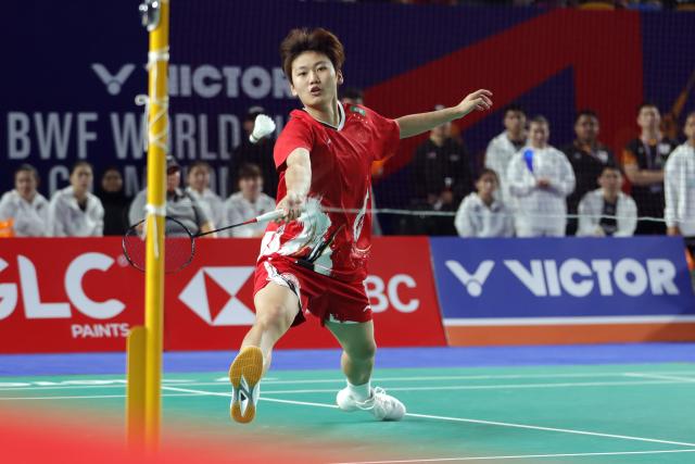 (261011) -- CAIRO, Oct. 11, 2026 (Xinhua) -- Yin Yiqing of China competes in the women's single match against Saidatul Saadiah Muhammad of Malaysia during the final against Malaysia at the BWF World Junior Team Championships 2026 in Cairo, Egypt, Oct. 10, 2026. (Xinhua/Ahmed Gomaa)