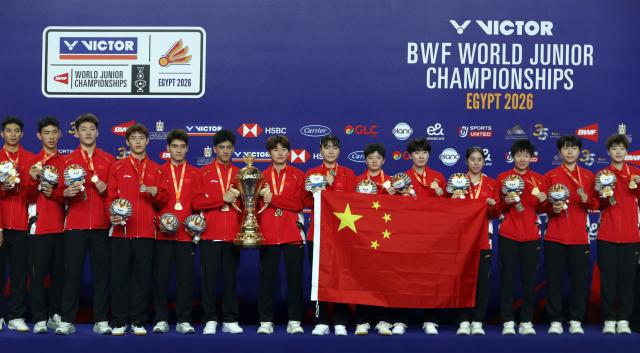 (261011) -- CAIRO, Oct. 11, 2026 (Xinhua) -- Team China poses on the podium during the award ceremony after winning the final against Malaysia at the BWF World Junior Team Championships 2026 in Cairo, Egypt, Oct. 10, 2026. (Xinhua/Ahmed Gomaa)