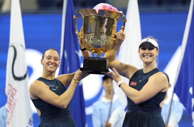 (261011) -- BEIJING, Oct. 11, 2026 (Xinhua) -- Winner Gabriela Dabrowski (R) of Canada/Luisa Stefani of Brazil pose during the awarding ceremony for the women's doubles at 2026 China Open tennis tournament in Beijing, China, Oct. 11, 2026. (Xinhua/Zhang Chenlin)