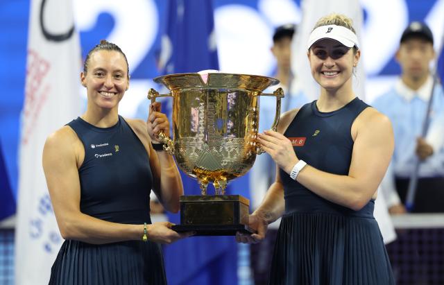 (261011) -- BEIJING, Oct. 11, 2026 (Xinhua) -- Winner Gabriela Dabrowski (R) of Canada/Luisa Stefani of Brazil pose during the awarding ceremony for the women's doubles at 2026 China Open tennis tournament in Beijing, China, Oct. 11, 2026. (Xinhua/Zhang Chenlin)