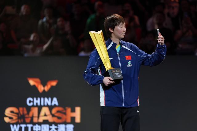 (261011) -- BEIJING, Oct. 11, 2026 (Xinhua) -- Wang Manyu poses for a selfie during the awarding ceremony of the women's singles at 2026 World Table Tennis (WTT) China Smash in Beijing, China, Oct. 11, 2026. (Xinhua/Xie Han)