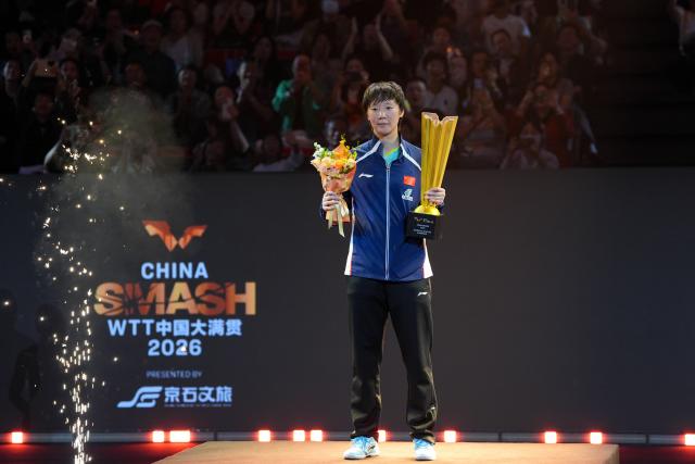 (261011) -- BEIJING, Oct. 11, 2026 (Xinhua) -- Wang Manyu poses for photos during the awarding ceremony of the women's singles at 2026 World Table Tennis (WTT) China Smash in Beijing, China, Oct. 11, 2026. (Xinhua/Xie Han)
