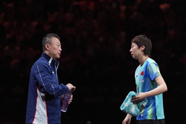 (261011) -- BEIJING, Oct. 11, 2026 (Xinhua) -- Wang Manyu (R) talks to her coach Ma Lin during a break in the women's singles final match between Wang Manyu of China and Sato Hitomi of Japan at 2026 World Table Tennis (WTT) China Smash in Beijing, China, Oct. 11, 2026. (Xinhua/Xie Han)