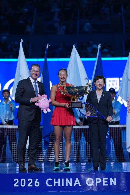 (261011) -- BEIJING, Oct. 11, 2026 (Xinhua) -- Zheng Qinwen (C) poses with the trophy during the awarding ceremony after the women's singles final between Zheng Qinwen of China and Mirra Andreeva of Russia at 2026 China Open tennis tournament in Beijing, China, Oct. 11, 2026. (Xinhua/Sun Fei)