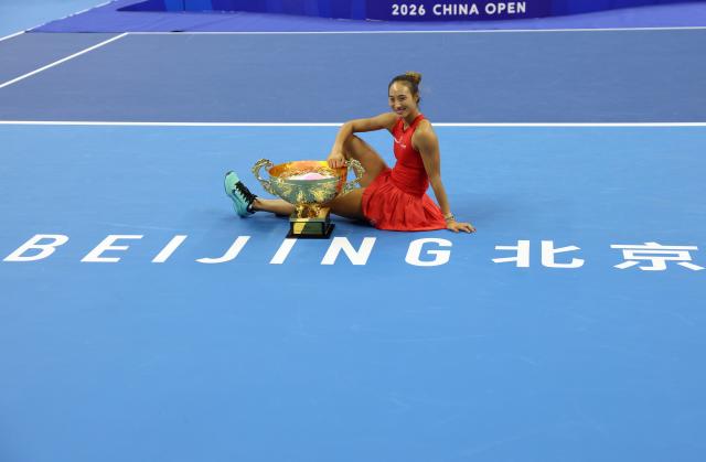 (261011) -- BEIJING, Oct. 11, 2026 (Xinhua) -- Zheng Qinwen poses with the trophy during the awarding ceremony after the women's singles final between Zheng Qinwen of China and Mirra Andreeva of Russia at 2026 China Open tennis tournament in Beijing, China, Oct. 11, 2026. (Xinhua/Zhang Chenlin)