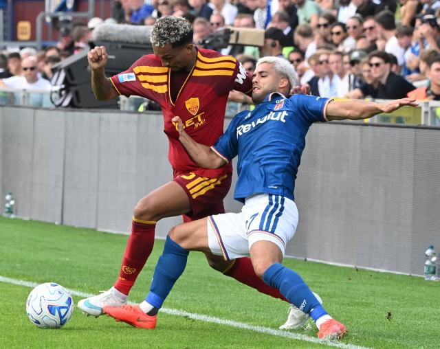 (261011) -- COMO, Oct. 11, 2026 (Xinhua) -- Roma's Wesley Vinicius Franca Lima (L) vies with Como's Yan Couto during a Serie A football match between Como and Roma in Como, Italy, Oct. 11, 2026. (Photo by Alberto Lingria/Xinhua)