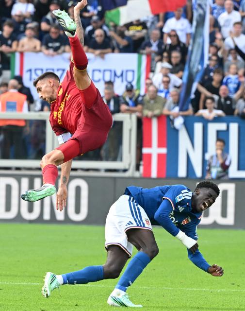 (261011) -- COMO, Oct. 11, 2026 (Xinhua) -- Roma's Lorenzo Pellegrini (top) vies with Como's Assane Diao during a Serie A football match between Como and Roma in Como, Italy, Oct. 11, 2026. (Photo by Alberto Lingria/Xinhua)