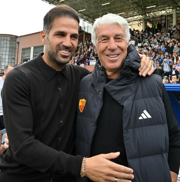 (261011) -- COMO, Oct. 11, 2026 (Xinhua) -- Como's head coach Cesc Fabregas (L) poses with Roma's head coach Giampiero Gasperini before a Serie A football match between Como and Roma in Como, Italy, Oct. 11, 2026. (Photo by Alberto Lingria/Xinhua)