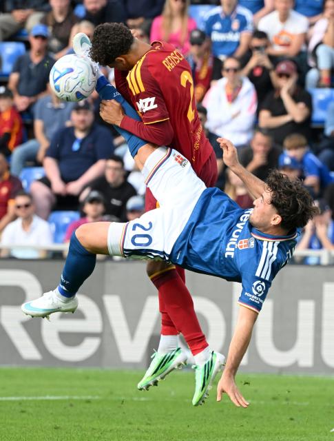 (261011) -- COMO, Oct. 11, 2026 (Xinhua) -- Roma's Devyne Rensch (L) vies with Como's Martin Baturina during a Serie A football match between Como and Roma in Como, Italy, Oct. 11, 2026. (Photo by Alberto Lingria/Xinhua)