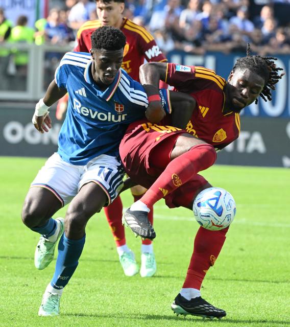 (261011) -- COMO, Oct. 11, 2026 (Xinhua) -- Roma's Manu Kone (R) vies with Como's Assane Diao during a Serie A football match between Como and Roma in Como, Italy, Oct. 11, 2026. (Photo by Alberto Lingria/Xinhua)