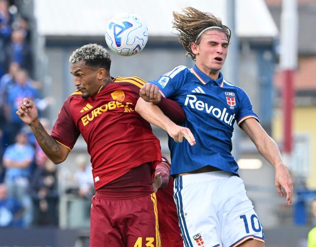 (261011) -- COMO, Oct. 11, 2026 (Xinhua) -- Roma's Wesley Vinicius Franca Lima (L) vies with Como's Nico Paz during a Serie A football match between Como and Roma in Como, Italy, Oct. 11, 2026. (Photo by Alberto Lingria/Xinhua)