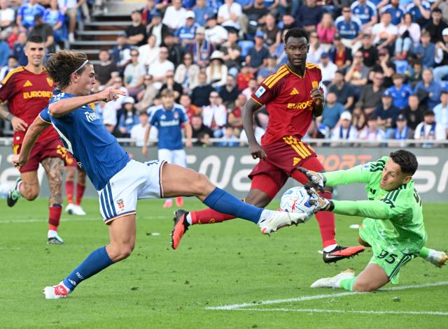 (261011) -- COMO, Oct. 11, 2026 (Xinhua) -- Roma's goalkeeper Pierluigi Gollini (1st R) vies with Como's Nico Paz (2nd L) during a Serie A football match between Como and Roma in Como, Italy, Oct. 11, 2026. (Photo by Alberto Lingria/Xinhua)