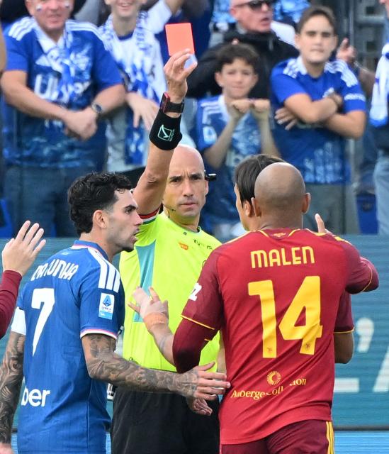 (261011) -- COMO, Oct. 11, 2026 (Xinhua) -- Roma's Donyell Malen (R) reacts after getting a red card during a Serie A football match between Como and Roma in Como, Italy, Oct. 11, 2026. (Photo by Alberto Lingria/Xinhua)