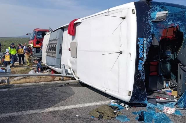 (261011) -- MANISA, Oct. 11, 2026 (Xinhua) -- Photo taken on Oct. 11, 2026 shows the site of a traffic accident in the Akhisar district of Manisa, Türkiye. At least 11 people were killed and 27 others injured on Sunday in a traffic accident involving a tour bus and a tow truck in Türkiye's western Manisa province, local authorities said. (Mustafa Kaya/Handout via Xinhua)