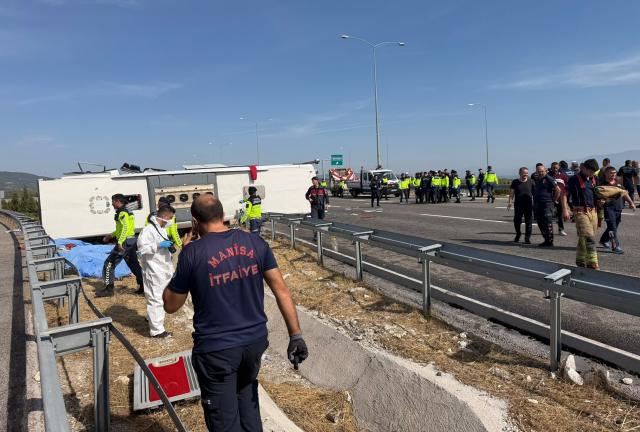(261011) -- MANISA, Oct. 11, 2026 (Xinhua) -- Workers are seen at the site of a traffic accident in the Akhisar district of Manisa, Türkiye, Oct. 11, 2026. At least 11 people were killed and 27 others injured on Sunday in a traffic accident involving a tour bus and a tow truck in Türkiye's western Manisa province, local authorities said. (Mustafa Kaya/Handout via Xinhua)