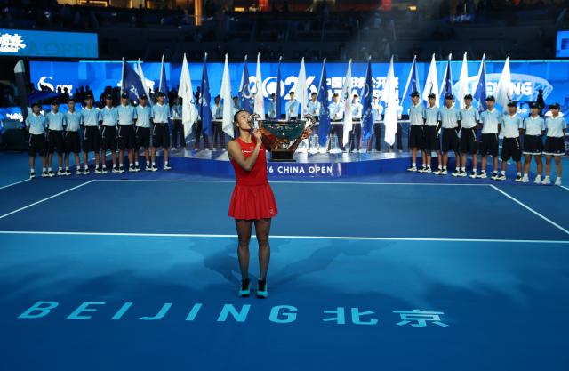 (261012) -- BEIJING, Oct. 12, 2026 (Xinhua) -- Zheng Qinwen kisses the trophy during the awarding ceremony after the women's singles final between Zheng Qinwen of China and Mirra Andreeva of Russia at 2026 China Open tennis tournament in Beijing, China, Oct. 11, 2026. (Xinhua/Zhang Chenlin)