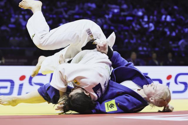(261012) -- BAKU, Oct. 12, 2026 (Xinhua) -- Akari Omori (L) of Japan competes against Irina Zueva of Russia in the women's -57kg bout of the mixed team final at the 2026 World Senior Judo Championships in Baku, Azerbaijan, Oct. 11, 2026. (Xinhua/Chen Junfeng)