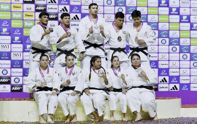 (261012) -- BAKU, Oct. 12, 2026 (Xinhua) -- Bronze medalists team Uzbekistan pose for photos during the awarding ceremony for the mixed team event at the 2026 World Senior Judo Championships in Baku, Azerbaijan, Oct. 11, 2026. (Xinhua/Chen Junfeng)