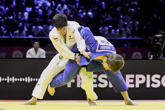 (261012) -- BAKU, Oct. 12, 2026 (Xinhua) -- Sanshiro Murao (L) of Japan competes against Egor Andoni of Russia in the men's -90kg bout of the mixed team final at the 2026 World Senior Judo Championships in Baku, Azerbaijan, Oct. 11, 2026. (Xinhua/Chen Junfeng)