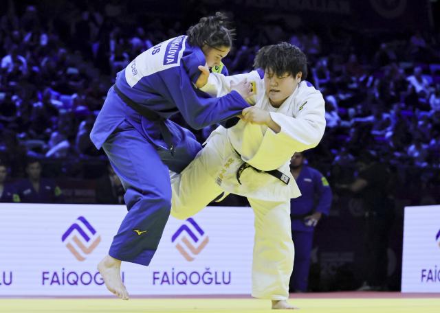 (261012) -- BAKU, Oct. 12, 2026 (Xinhua) -- Mao Arai (R) of Japan competes against Daria Rechkalova of Russia in the women's +70kg bout of the mixed team final at the 2026 World Senior Judo Championships in Baku, Azerbaijan, Oct. 11, 2026. (Xinhua/Chen Junfeng)