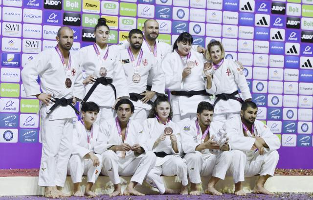 (261012) -- BAKU, Oct. 12, 2026 (Xinhua) -- Bronze medalists team Georgia pose for photos during the awarding ceremony for the mixed team event at the 2026 World Senior Judo Championships in Baku, Azerbaijan, Oct. 11, 2026. (Xinhua/Chen Junfeng)