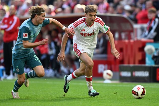 (261012) -- COLOGNE, Oct. 12, 2026 (Xinhua) -- Borna Sosa (R) of FC Cologne vies with Hugo Bolin of Borussia Moenchengladbach during the German first division Bundesliga football match between FC Cologne and Borussia Moenchengladbach in Cologne, Germany, Oct. 11, 2026. (Photo by Ulrich Hufnagel/Xinhua)