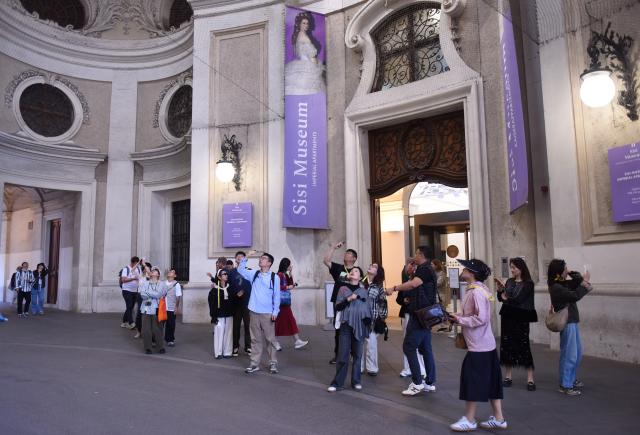 (261012) -- WARSAW, Oct. 12, 2026 (Xinhua) -- Chinese visitors are pictured at Hofburg in Vienna, Austria, Oct. 1, 2026. (Xinhua/He Canling)