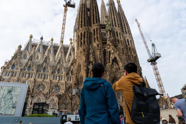 (261012) -- WARSAW, Oct. 12, 2026 (Xinhua) -- Chinese tourists take photos in front of Sagrada Familia Basilica in Barcelona, Spain, Oct. 6, 2026. (Photo by Joan Gosa/Xinhua)