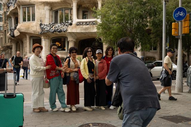 (261012) -- WARSAW, Oct. 12, 2026 (Xinhua) -- A group of Chinese tourists pose for a photo in Barcelona, Spain, Oct. 6, 2026. (Photo by Joan Gosa/Xinhua)