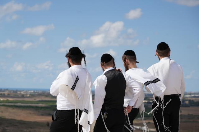 (261012) -- JERUSALEM, Oct. 12, 2026 (Xinhua) -- Jewish people look toward the nearby Gaza Strip in Sderot, southern Israel, Oct. 6, 2026. TO GO WITH "Letter from Mideast: Still waiting for peace near Gaza" (Xinhua/Wang Zhuolun)