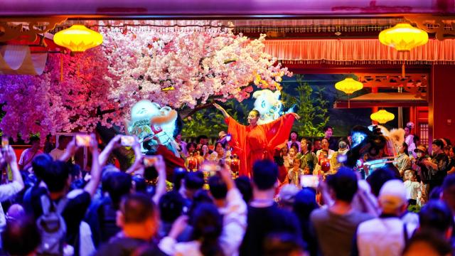 (261012) -- TIANJIN, Oct. 12, 2026 (Xinhua) -- Visitors watch a performance at the Eastern Acropolis in Binhai New Area of Tianjin, north China, Oct. 11, 2026. Eastern Acropolis, a cultural and tourism complex in Beitang ancient town of Tianjin, launched its trial operation on Sunday. The complex, built upon the town's original infrastructure and themed on Tianjin's history and culture, offers immersive performances, cultural experiences, specialty stores and leisure options for visitors. (Photo by Du Penghui/Xinhua)