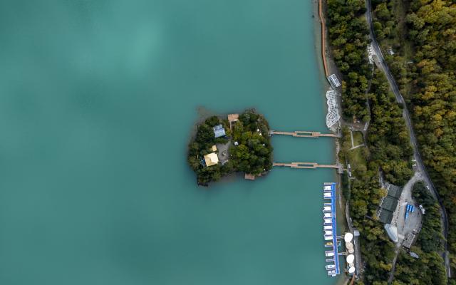 (261012) -- NYINGCHI, Oct. 12, 2026 (Xinhua) -- An aerial drone photo taken on Oct. 12, 2026 shows a mid-lake island in Basomtso scenic area, a national 5A tourist attraction, in Nyingchi, southwest China's Xizang Autonomous Region. (Xinhua/Li Jian)