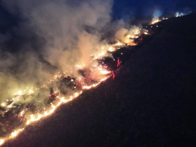 (261012) -- HOHHOT, Oct. 12, 2026 (Xinhua) -- An aerial drone photo taken on Oct. 11, 2026 shows firefighters extinguishing a grassland fire at the border area in north China's Inner Mongolia Autonomous Region. More than 2,000 personnel were deployed in north China's Inner Mongolia Autonomous Region to contain a grassland fire spreading from Mongolia, local authorities said on Sunday. (Xinhua)