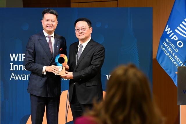 (261012) -- GENEVA, Oct. 12, 2026 (Xinhua) -- WIPO Director General Daren Tang (L) presents an award to Chinese city Shanghai during the Inaugural Award Ceremony for the first WIPO City of Innovation award at the headquarters of the WIPO in Geneva, Switzerland, Oct. 12, 2026. Chinese city Shanghai, Britain's Liverpool and Belgium's Charleroi were announced Monday by the World Intellectual Property Organization (WIPO) as winners of the first WIPO City of Innovation award. (Xinhua/Lian Yi)