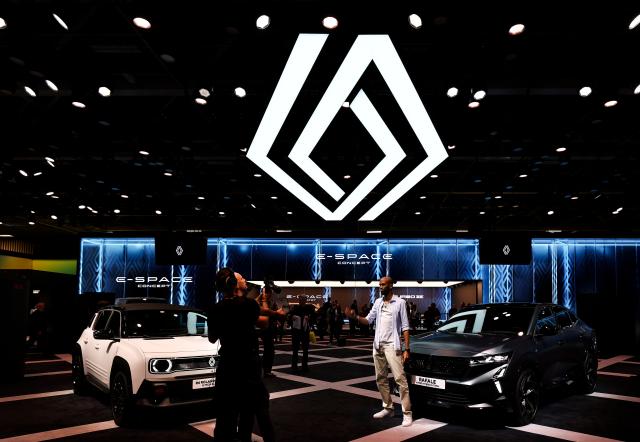 (261012) -- PARIS, Oct. 12, 2026 (Xinhua) -- Media professionals take videos during the Paris Motor Show in Paris, France, Oct. 12, 2026. The 2026 Paris Motor Show kicked off here on Monday. (Xinhua/Wu Huiwo)
