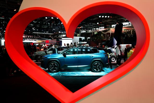 (261012) -- PARIS, Oct. 12, 2026 (Xinhua) -- People visit the Paris Motor Show in Paris, France, Oct. 12, 2026. The 2026 Paris Motor Show kicked off here on Monday. (Xinhua/Wu Huiwo)