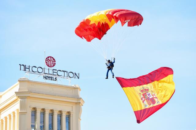 (261013) -- BEIJING, Oct. 13, 2026 (Xinhua) -- A paratrooper displays the national flag during a military parade commemorating the National Day in Madrid, Spain, Oct. 12, 2026. (Photo by Gustavo Valiente/Xinhua)
