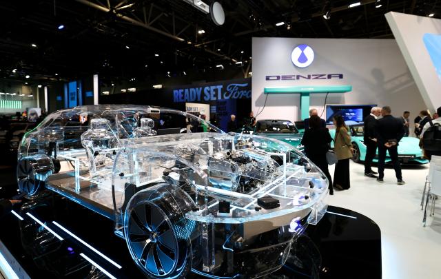 (261013) -- BEIJING, Oct. 13, 2026 (Xinhua) -- People visit the booth of Denza at the Paris Motor Show in Paris, France, Oct. 12, 2026. The 2026 Paris Motor Show kicked off here on Monday. (Xinhua/Wu Huiwo)
