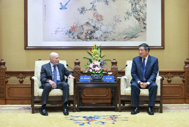 (261013) -- BEIJING, Oct. 13, 2026 (Xinhua) -- Chinese Vice Premier He Lifeng, also a member of the Political Bureau of the Communist Party of China Central Committee, meets with Evan Greenberg, executive vice chair of the National Committee on U.S.-China Relations (NCUSCR), at the Diaoyutai State Guesthouse in Beijing, capital of China, Oct. 12, 2026. (Xinhua/Wang Ye)