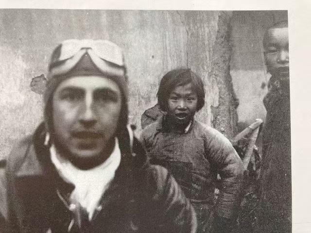 (261013) -- NANCHANG, Oct. 13, 2026 (Xinhua) -- This file photo taken in 1942 shows Guan Dongxiang (C) standing behind an American pilot, who participated in the Doolittle Raid. (Xinhua)
