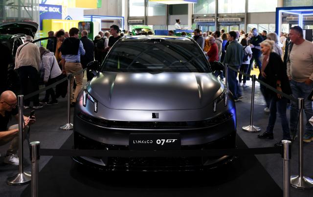 (261013) -- PARIS, Oct. 13, 2026 (Xinhua) -- People visit the booth of Chinese automaker Lynk&Co during the 2026 Paris Motor Show in Paris, France, on Oct. 13, 2026. The 91st Paris Motor Show opened in the French capital on Monday, with a record number of Chinese automakers taking part to showcase their latest models and technologies. (Xinhua/Wu Huiwo)