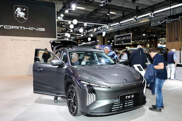 (261013) -- PARIS, Oct. 13, 2026 (Xinhua) -- People visit the booth of Chinese automaker Forthing during the 2026 Paris Motor Show in Paris, France, on Oct. 13, 2026. The 91st Paris Motor Show opened in the French capital on Monday, with a record number of Chinese automakers taking part to showcase their latest models and technologies. (Xinhua/Wu Huiwo)