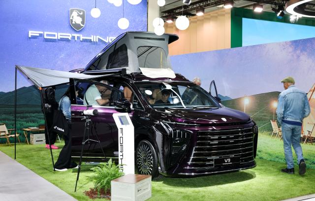 (261013) -- PARIS, Oct. 13, 2026 (Xinhua) -- People visit the booth of Chinese automaker Forthing during the 2026 Paris Motor Show in Paris, France, on Oct. 13, 2026. The 91st Paris Motor Show opened in the French capital on Monday, with a record number of Chinese automakers taking part to showcase their latest models and technologies. (Xinhua/Wu Huiwo)