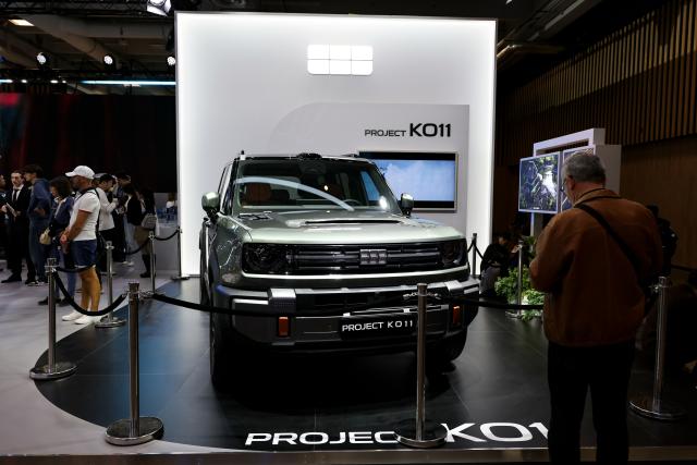 (261013) -- PARIS, Oct. 13, 2026 (Xinhua) -- People visit the booth of Chinese automaker Geely during the 2026 Paris Motor Show in Paris, France, on Oct. 13, 2026. The 91st Paris Motor Show opened in the French capital on Monday, with a record number of Chinese automakers taking part to showcase their latest models and technologies. (Xinhua/Wu Huiwo)
