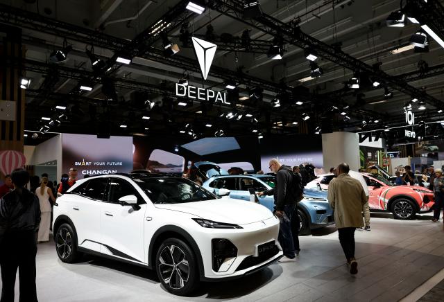 (261013) -- PARIS, Oct. 13, 2026 (Xinhua) -- People visit the booth of Chinese automaker Changan during the 2026 Paris Motor Show in Paris, France, on Oct. 13, 2026. The 91st Paris Motor Show opened in the French capital on Monday, with a record number of Chinese automakers taking part to showcase their latest models and technologies. (Xinhua/Wu Huiwo)